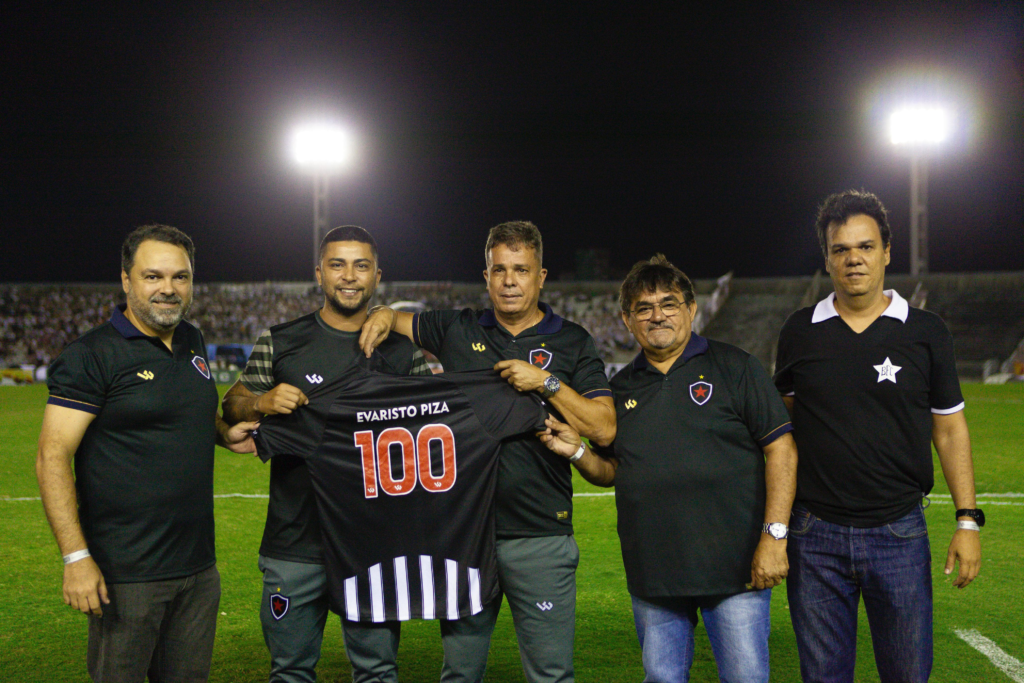 Homenagem ao técnico Evaristo Piza

Créditos: Cristiano Santos / Botafogo-PB